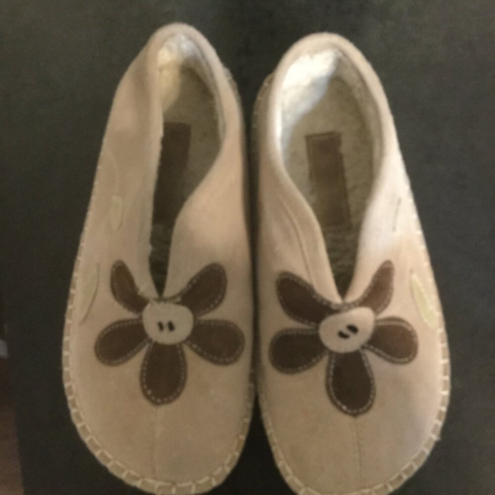 Ladies leather slipper size 7M applique  flower  and embroidery on side
